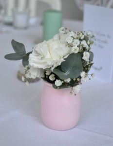 MonaLisa wedding planner tours 37 organisation mariage décoration table vase rose pastel oeillet blanc gypsophile