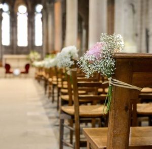 MonaLisa wedding planner tours 37 organisation mariage bouquet bouts de bancs église pivoine et gypsophile