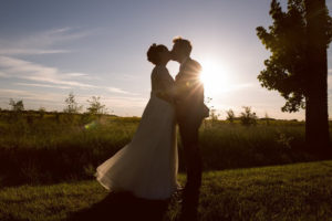 MonaLisa wedding planner tours 37 organisation mariage baiser couple coucher de soleil