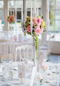 mona lisa wedding planner tours chandelier blanc fleurs roses